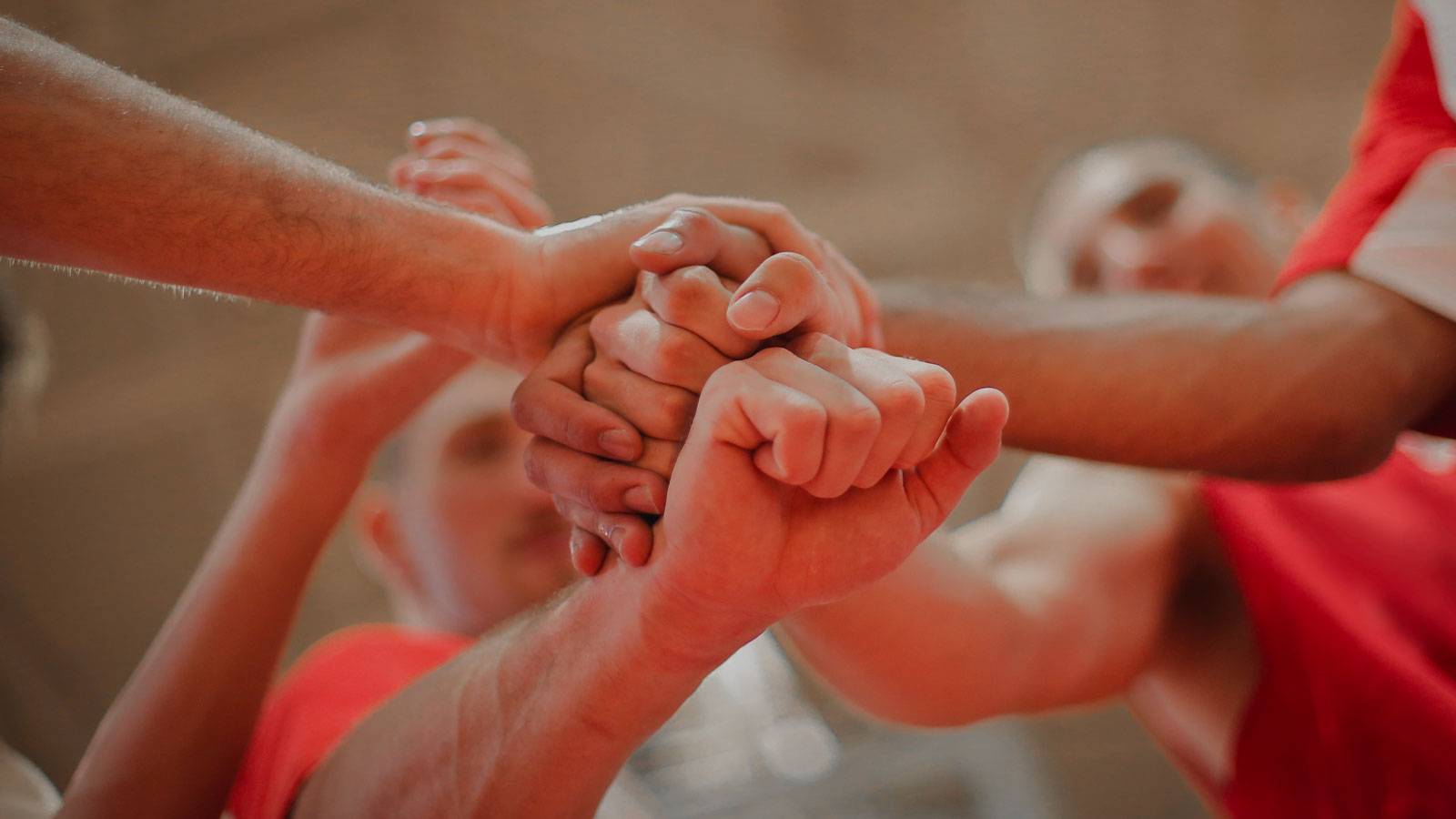 professionisti della salute con mani sovrapposte in forma di lavoro di squadra