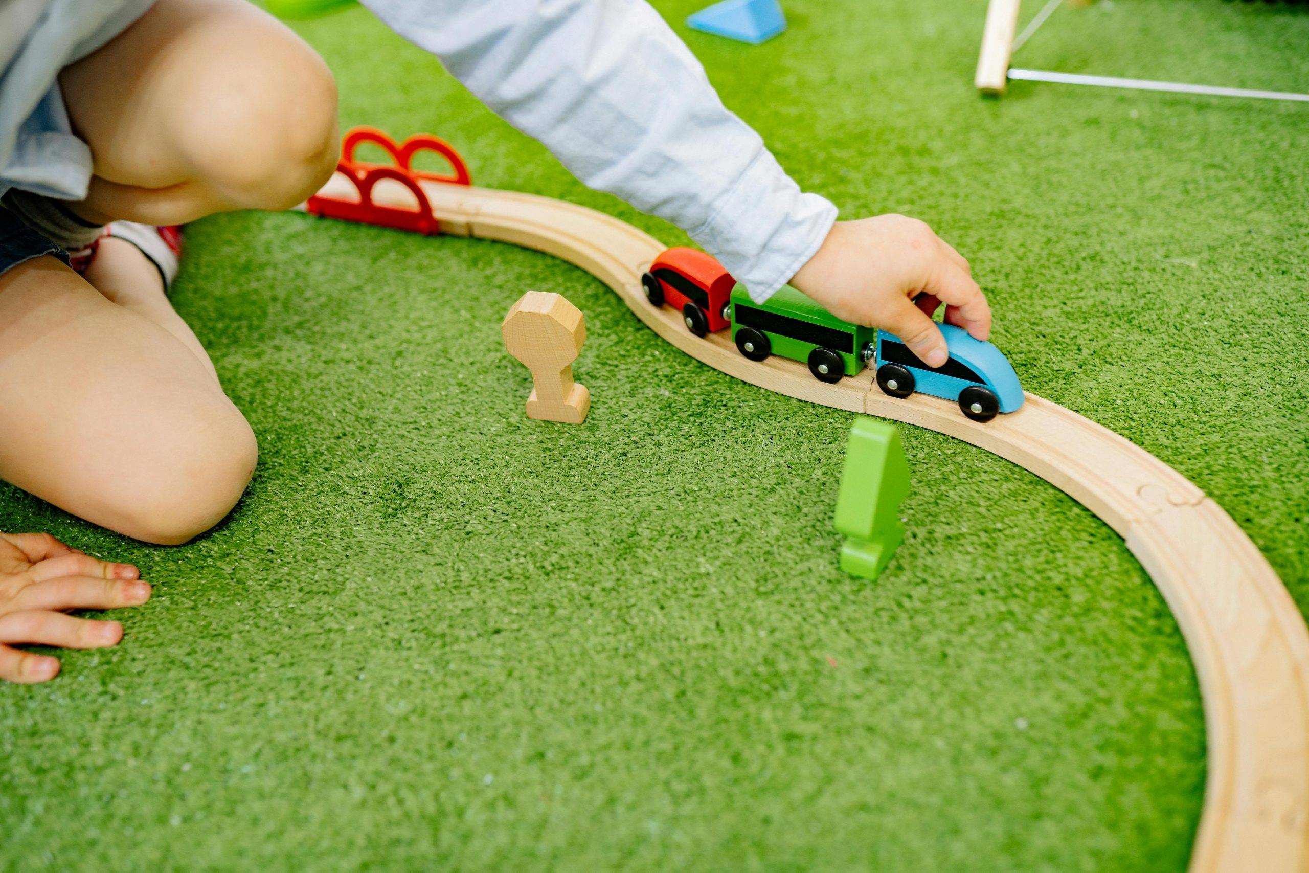 Bambino gioca con macchinine di legno durante una seduta di mindfulness